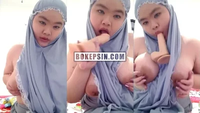 Bokep Indo ABG Montok Mukena Sepong Dildo Omek